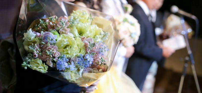 結婚式、花束記念品贈呈シーン心に残るワンシーン、私たちエスタシオン・デ・神戸のスタッフも大切にしています