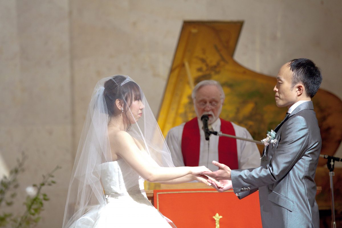 エントランスホールにて行われたキリスト教会式での誓約のシーン