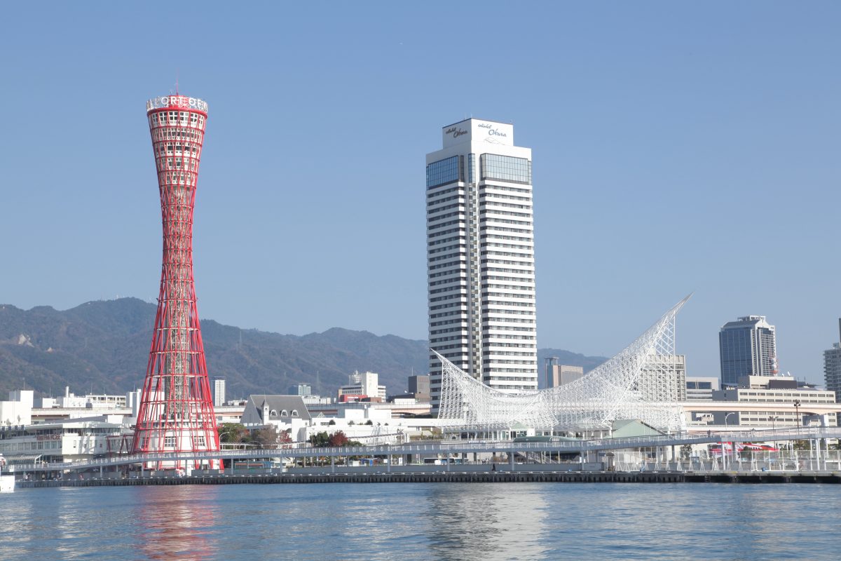 神戸のポートタワーと海側の景色
