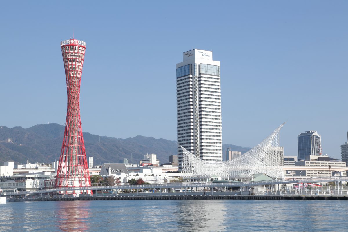 神戸のポートタワーと海側の景色