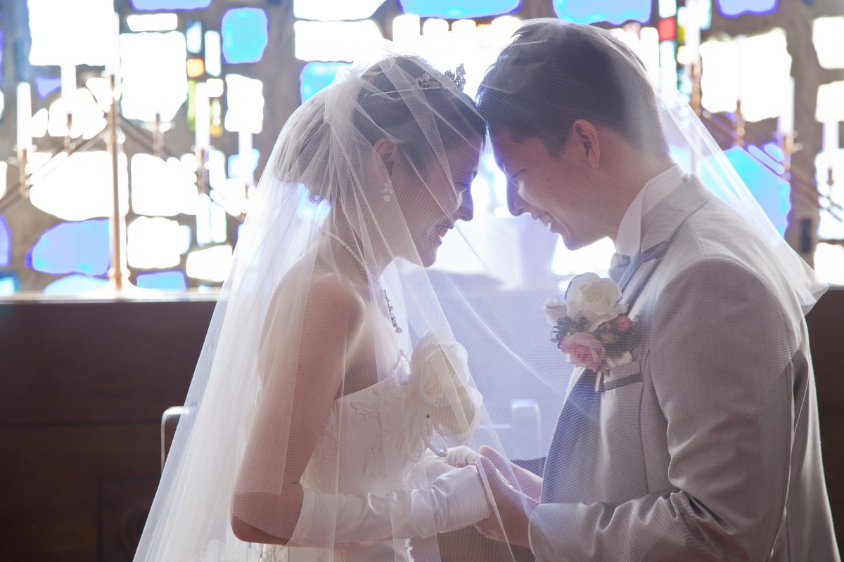 ベールの中に新郎新婦で入って撮るウェディングフォト